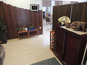 温かみのある飾り棚の廊下