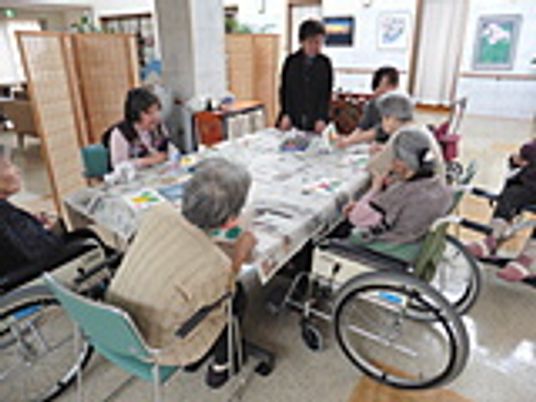 テーブル囲む様子の居室