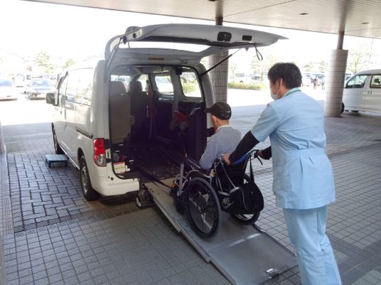 車椅子の乗車補助エントランス  