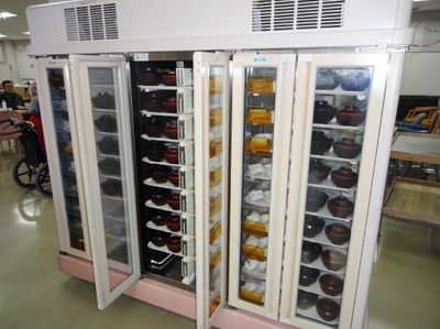 食事準備の様子の食堂
