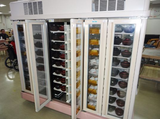 食事準備の様子の食堂