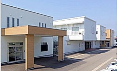 白い建物の外観