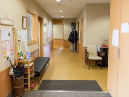 暖かみのある廊下の光景