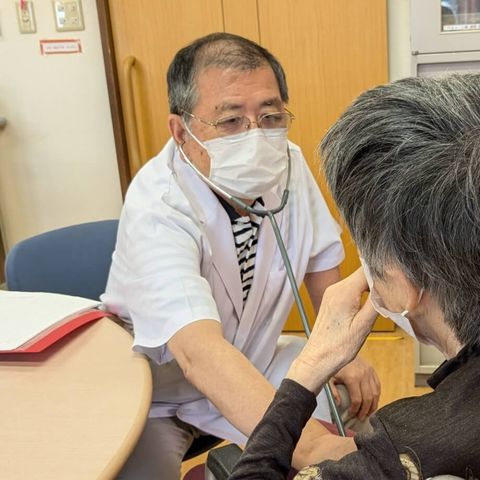 健康チェックの様子診察室 スタッフイメージ   落ち着いた雰囲気の中で、利用者の健康を丁寧に確認しています。安心感を提供します。