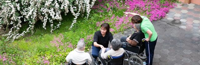 色とりどりの花が咲く庭 庭 和やかな庭で、スタッフが利用者と一緒に花々を楽しんでいます。リラックスしたひとときを過ごせます。