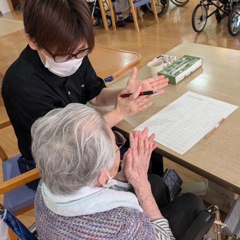 和やかな交流をするラウンジ ラウンジ 自然な光が入る明るい空間で、スタッフと入居者が親しげに交流している様子をご覧いただけます。
