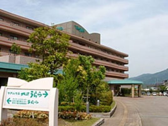 緑に囲まれた建物の外観