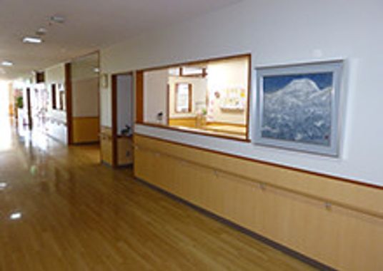 絵画のある廊下