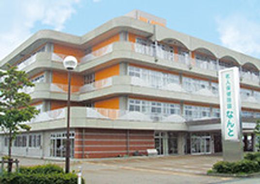 4階建ての建物外観