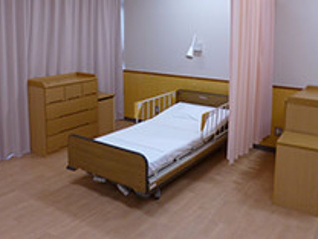 シンプルな居室 居室 木の温もりが感じられる落ち着いた空間です。プライバシーを確保しながら快適に過ごせます。