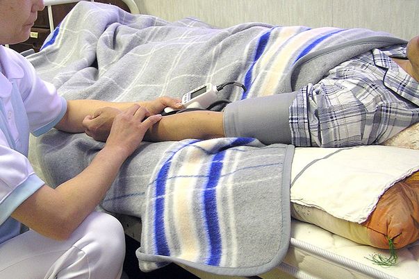 介護の手順実施中