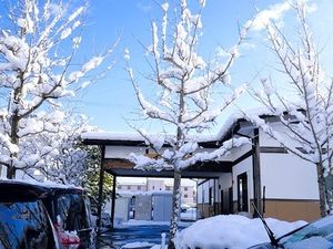雪景色の建物外観  