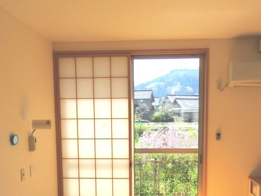 明るい和室の窓辺  
