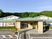 緑に囲まれた建物外観  