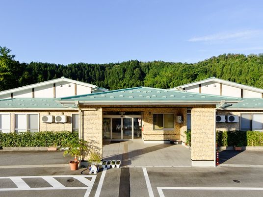緑に囲まれた建物外観  
