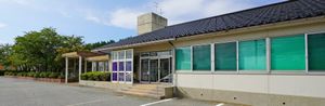 落ち着いた佇まいの建物外観