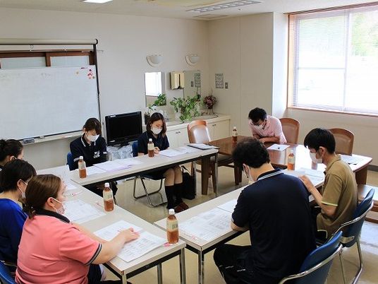 会議中の多目的室  