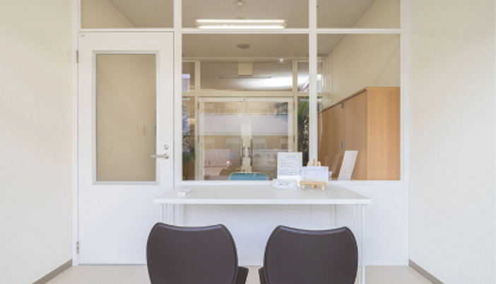 落ち着いた受付ロビー