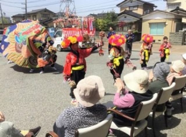 賑やかな交流が見れる中庭