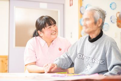 スタッフと利用者が話す室内