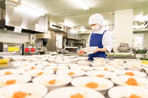 料理の準備中のキッチン
