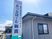 施設外観と看板のある建物外観  