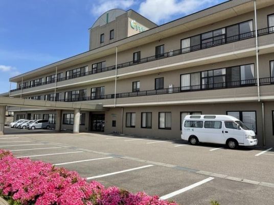 施設外観と駐車場  