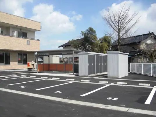 駐車場と建物外観  