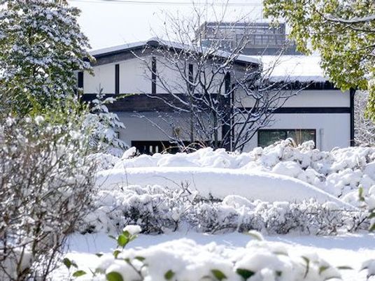 雪景色の建物外観  