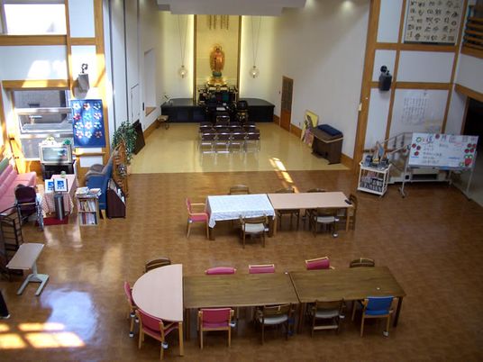 広々とした室内の多目的室