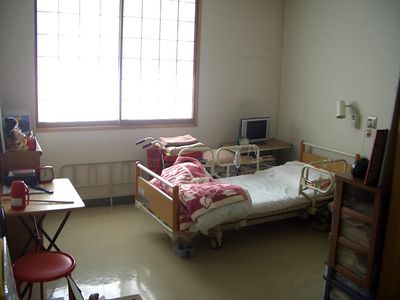 窓辺にベッドの居室