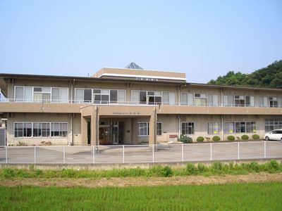 落ち着いた雰囲気の外観  