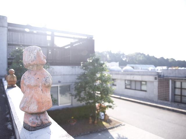 建物屋上の様子 外観 屋上にはアート作品があり、周囲の風景を眺めながらリフレッシュできます。