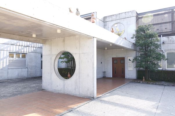 明るく開放的なエントランス