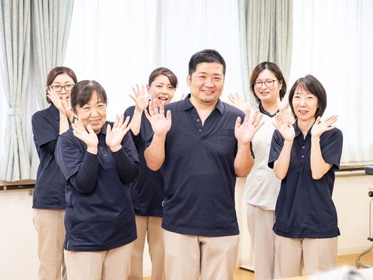 笑顔のスタッフが並ぶ多目的室  