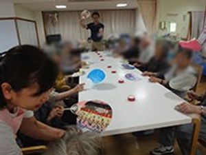テーブルを囲む様子