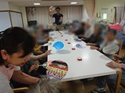 テーブルを囲む様子