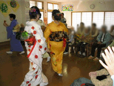 着物姿の人々が集まる部屋