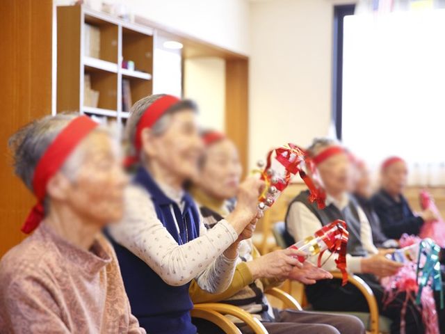 活動中の居室 居室 居室では、利用者がリラックスしながら楽しめるレクリエーションが行われています。広々とした空間で、笑顔が溢れる時間を過ごせます。