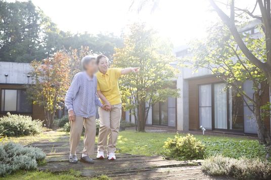 庭を散策する人々