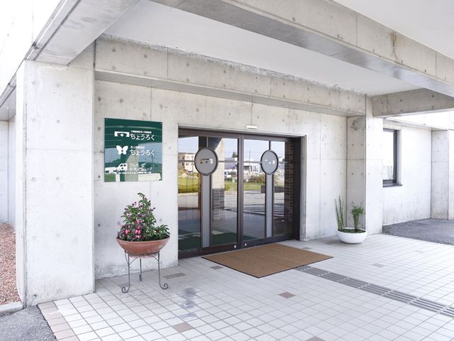 おしゃれなエントランス エントランス 花が飾られたおしゃれな出入口が迎える、魅力的な施設です。車椅子でも通りやすい設計になっています。