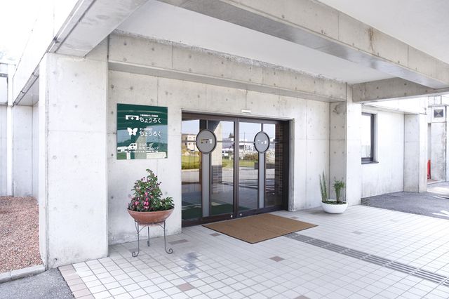 おしゃれなエントランス エントランス 花が飾られたおしゃれな出入口が迎える、魅力的な施設です。車椅子でも通りやすい設計になっています。