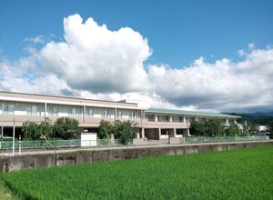 青空と建物の外観
