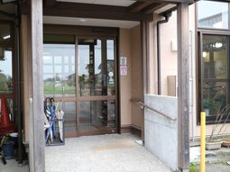 ゆったり明るい入口空間