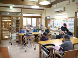 暖かい雰囲気の食堂