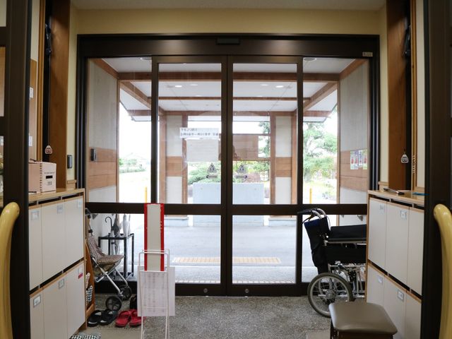 エントランスの自動ドア 玄関ホール ゆったりとした開口部を持つエントランスは、自動で開閉する機能付きです。これにより、誰もが快適に出入りできるように配慮されています。