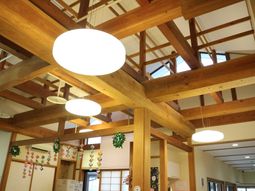 木の梁と照明のロビー