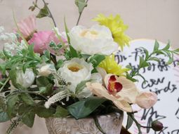 花と掲示物のクローズアップ