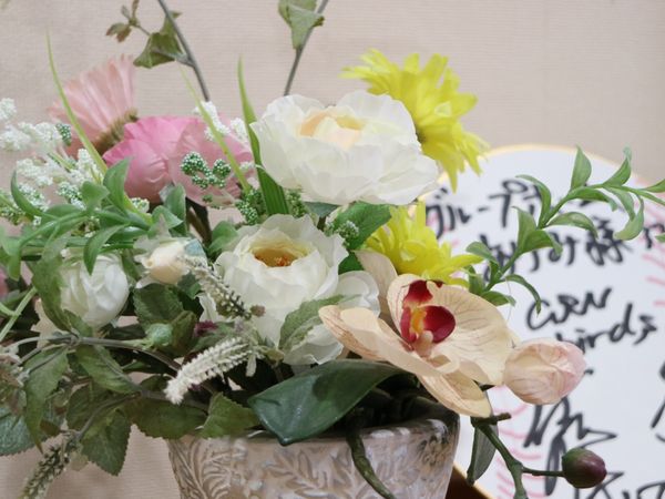 花と掲示物のクローズアップ
