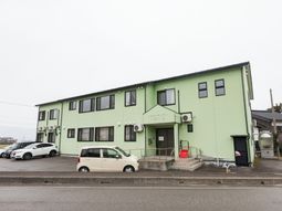 緑色の外壁の建物外観